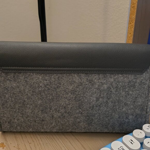 La Prairie Grey Wool/Leather Cosmetics bag - Picture 4 of 9